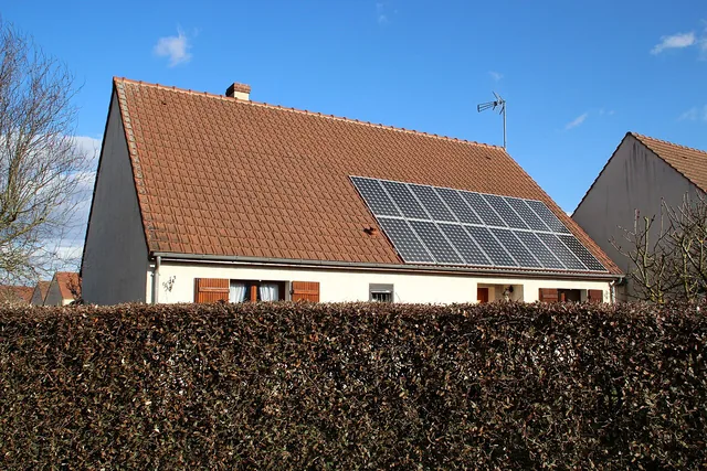 Modules photovoltaïques sur une toiture, photographie illustrative