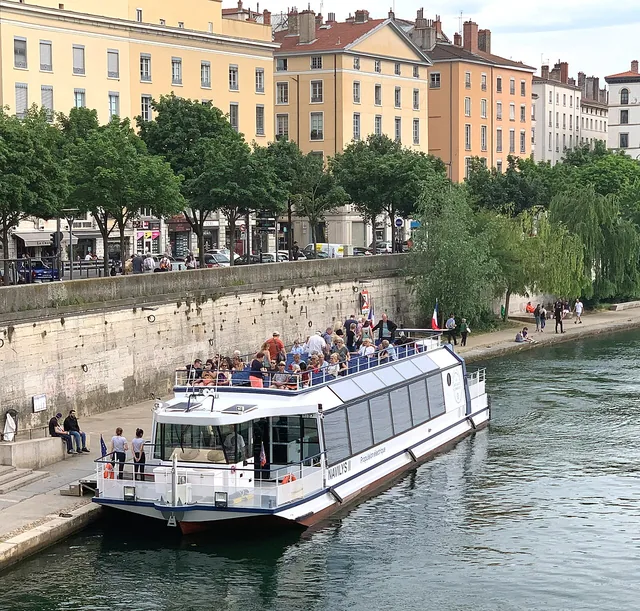 Bateau touristique fluvial sur la Saône à Lyon en juin 2019 (photo depuis la passerelle du palais de justice).jpg